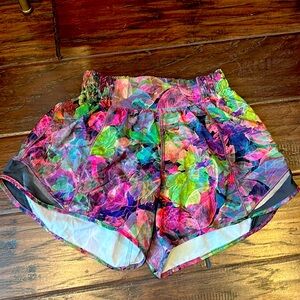 Lululemon Hotty Hot Low-Rise Lined Short 4" Size 2 Vivid Floral Tone Multi